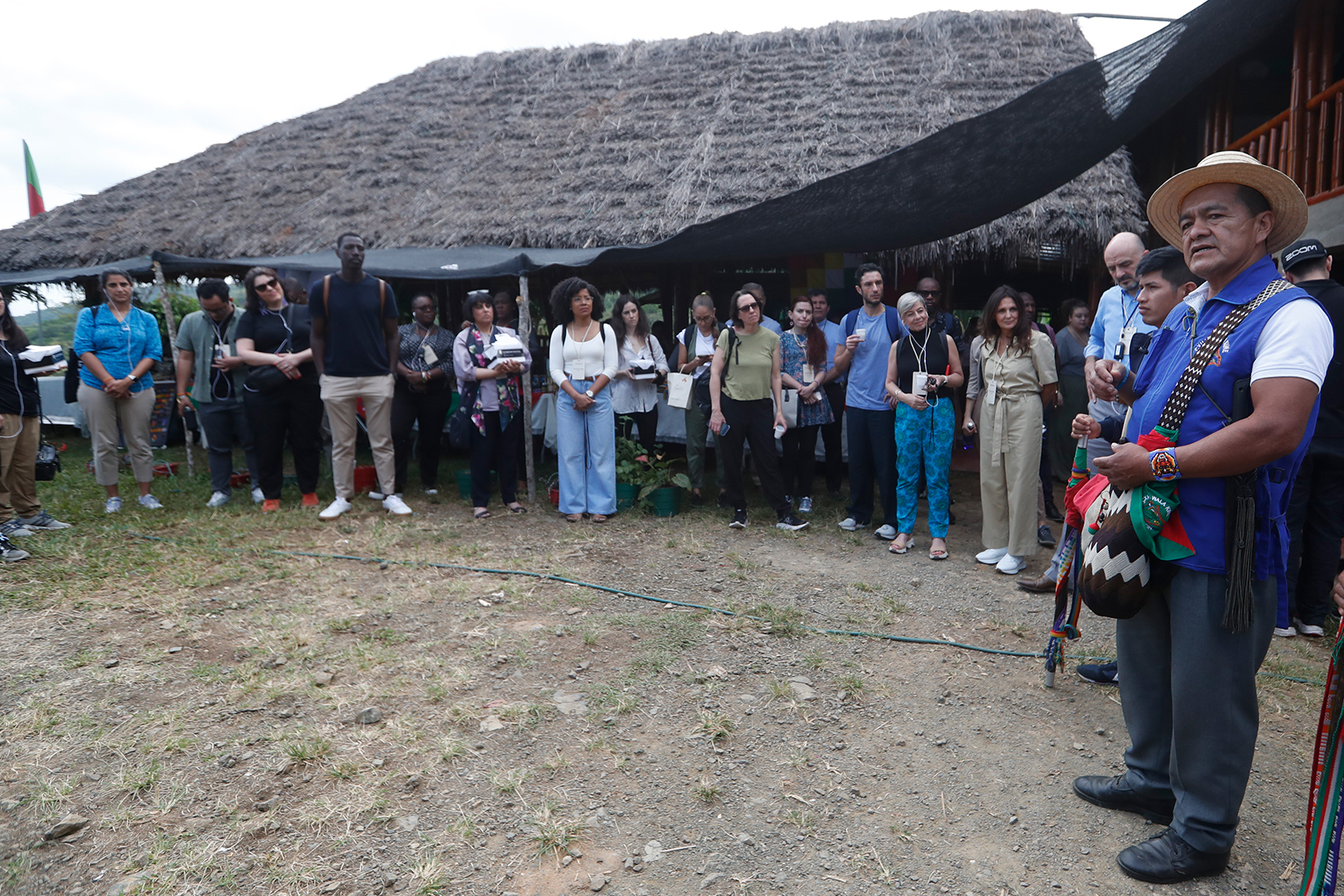 Mayor Espiritual Wilson Valencia speaking with a group of attendees during the February 2024 polarization convening in Cali, Colombia.