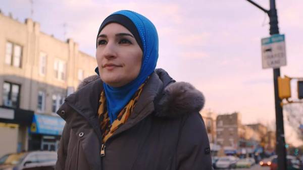 Linda Sarsour walking outside. 